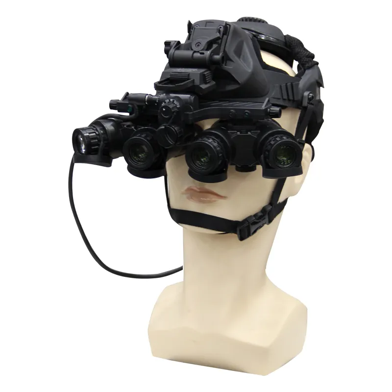 Dispositivo di visione notturna a quattro occhi con luce bassa montato sul casco
